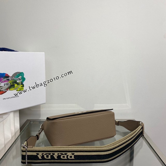 Prada專櫃新款鹿皮紋牛皮肩背女包 1BD314 普拉達雙肩帶全皮翻蓋小挎包 csp1684